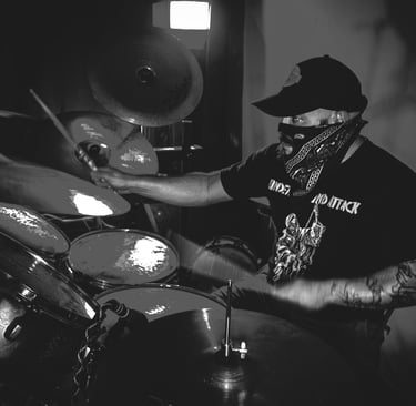 Enanoise playing drums live