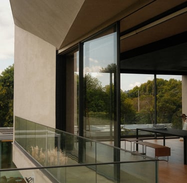 Ventanas corredizas slim de aluminio, barandas de vidrio de lujo, revestimiento pared simil estuco