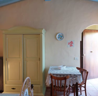 Camera lilla per vacanza in agriturismo in campagna vicino al mare