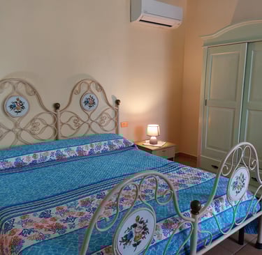 Camera blu silenziosa agriturismo vicino Olbia porto e mare.