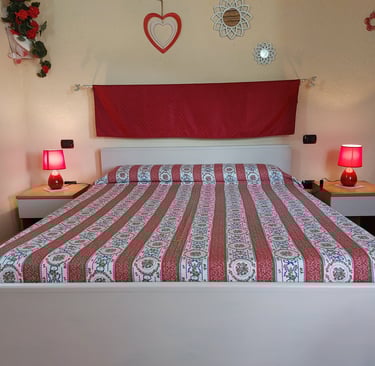 Camera rossa matrimoniale agriturismo Sardegna vacanze tra mare e campagna.