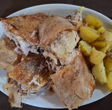 Piatto di Porceddu con patate al forno