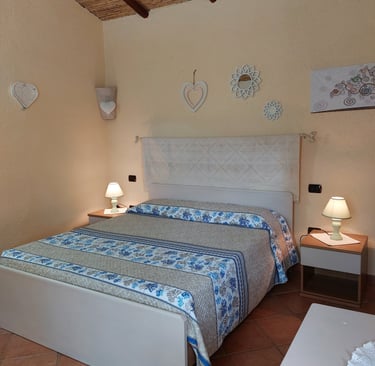 Camera bianca luminosa agriturismo Olbia posizione riservata e tranquilla.