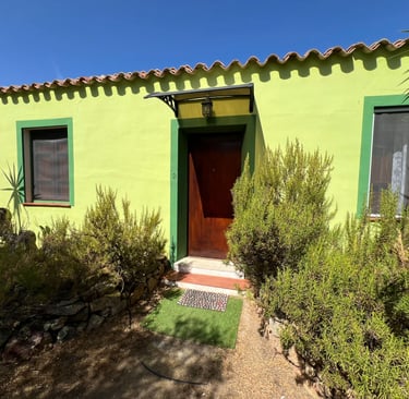Exterior de la habitación Verde, rodeada de naturaleza en la campiña de Cerdeña