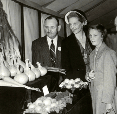Major Simon Whitbread, with his Wife & family, seen here at an early post-WW2 Sandy Show