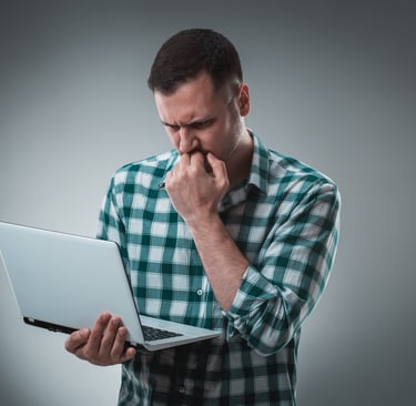 homem frustrado com notebook
