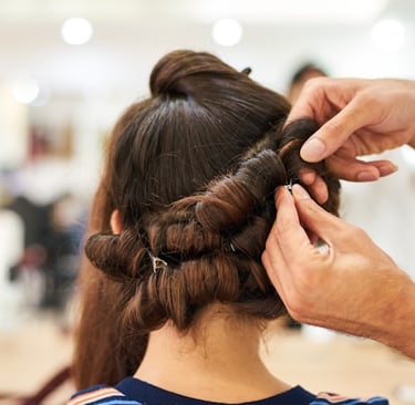 uma mulher é mostrada em um salão de beleza