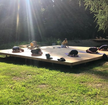 yoga im garten im freien beim retreat im landhotel altes zollhaus