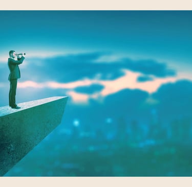 Dirigeant regardant au loin avec une jumelle, symbole de vision stratégique