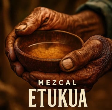 Manos de diferentes generaciones brindando con jícaras de mezcal en una festividad, simbolizando la 