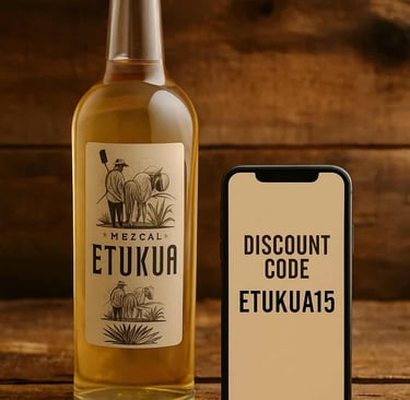 Botella de mezcal Etukua junto a un teléfono móvil que muestra un código de descuento en pantalla, s
