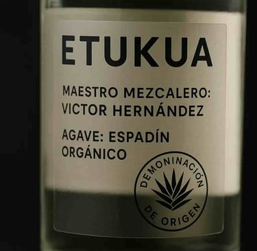 Ejemplo de etiqueta transparente con maestro mezcalero y tipo de agave en mezcal auténtico