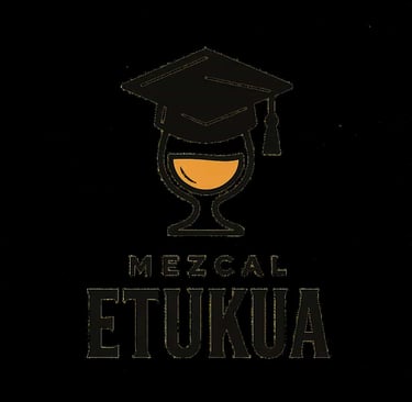 Icono de un sombrero de graduación junto a una copa de mezcal Etukua, representando la formación aca