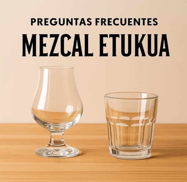 Comparativa side-by-side de una copa tulipán y un vaso de cristal tradicional para mezca