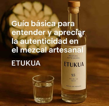  Botella de mezcal artesanal Etukua y copa veladora en una mesa de madera, representando