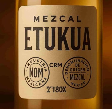  Diferentes botellas de mezcal artesanal Etukua alineadas, mostrando sus etiquetas y certificaciones