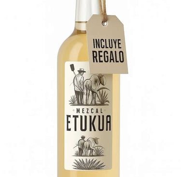 Botella de mezcal Etukua con una etiqueta colgante que dice "Incluye Regalo", junto a un reloj de 