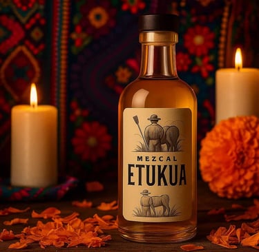 Botella de mezcal artesanal Etukua rodeada de elementos festivos tradicionales mexicanos como flores