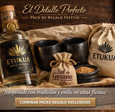 na botella de mezcal artesanal Etukua con una elegante etiqueta especial 