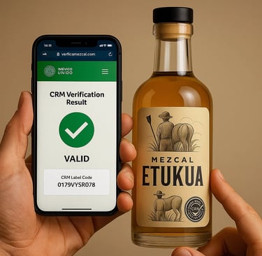 Mano sosteniendo un smartphone mostrando la página web de verificación del CRM, junto a una botella 