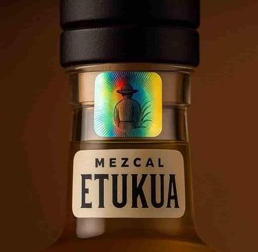 Close-up o primer plano del sello de seguridad holográfico y la tapa de la botella de mezcal artesan