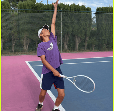 Grégoire Denis service puissant sur court de tennis