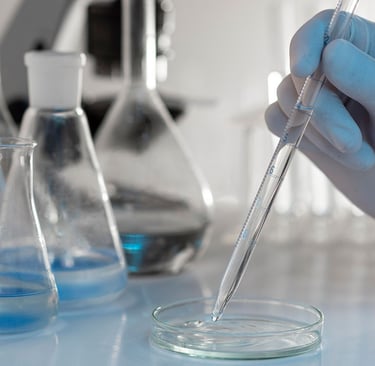 Cientista de luvas usando uma pipeta - Laboratório