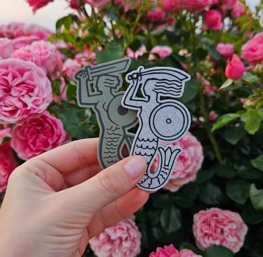 Syrenki Warszawskie na tle różowych kwiatów