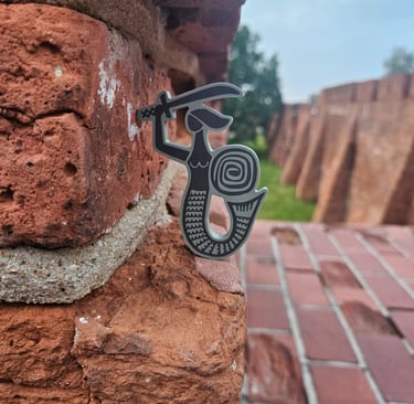 Zielona syrenka na tle Barbakanu