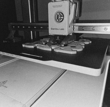 Nowoczesna drukarka 3D w stylu starej fotografii. Drukuje nasze magnesy z syrenkami Warszawskimi.