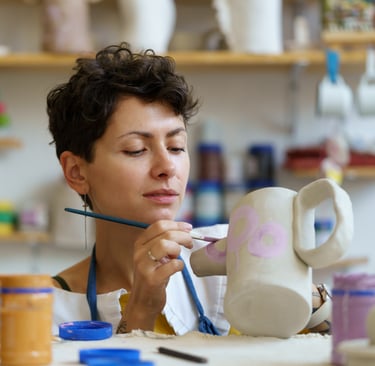 femme artisan artiste créant de la céramique