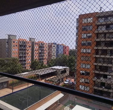 Balcon con una malla de seguridad