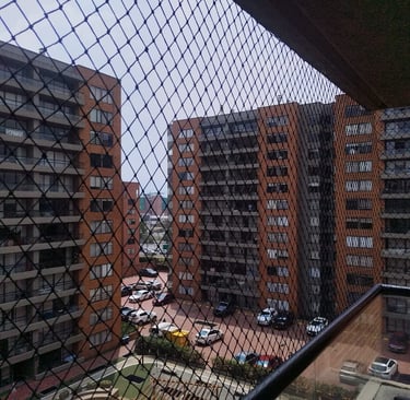 Balcon con una malla de seguridad