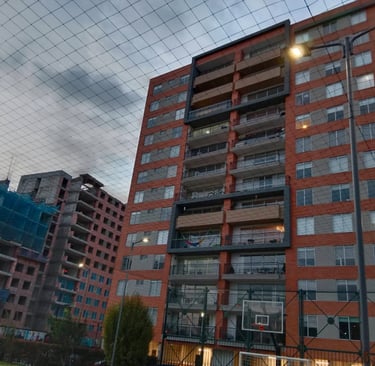 Cerramiento deportivo de un conjunto