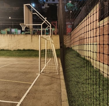 Porteria dentro de un cerramiento deportivo