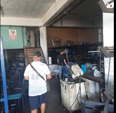 Petit atelier de fabrication de tables et chaises en acier en Turquie