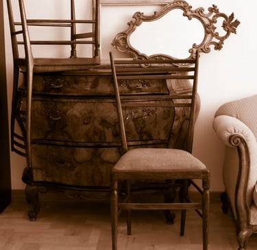 vide grenier à Fontenay Sous Bois du mobilier ancien chiné : une commode style Louis XV, des chaises en bois, miroir vintage