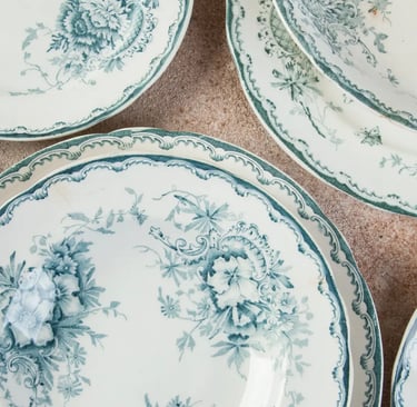 un vide-grenier à Fontenay-Sous-Bois : des assiettes anciennes en porcelaine blanches avec un décor de fleurs bleues