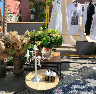 un vide grenier à Fontenay-Sous-Bois : un chandelier, une table basse, des pots de fleurs, des vêtements à chiner