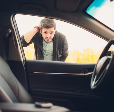 man-forgot-the-key-inside-of-his-car-calling-locksmith in Tampa Florida
