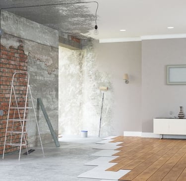 bryiso.fr, sol parquet ,échelle ,rouleau peinture, murs,peinture ,la photo illustre une chambre qui doit être rénovée.
