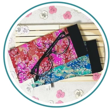 Deux étuis à lunettes