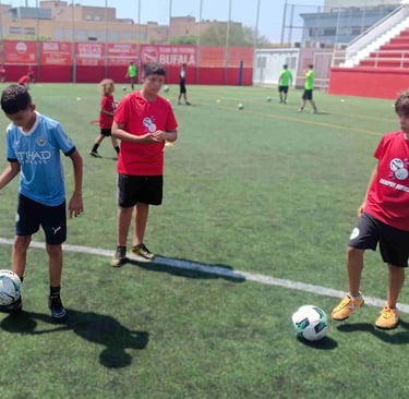 Niños participando en un taller en un cumpleaños de fútbol