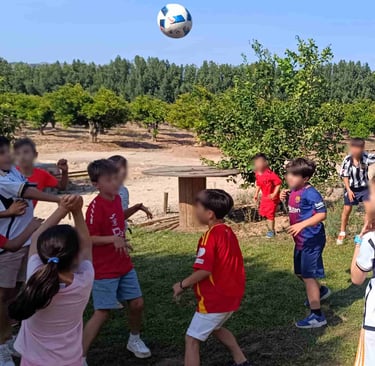 Niños jugando a fútbol en una Masía en una animación para un cumpleaños infantil