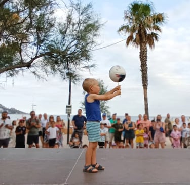 Niño participando en un espectáculo de fútbol en evento infantil en España
