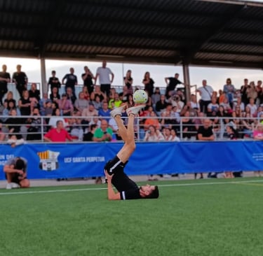 Malabarista de freestyle fútbol realizando un show durante una presentación deportiva