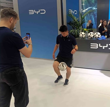 Freestyler de fútbol realizando un show con público en un congreso de Barcelona