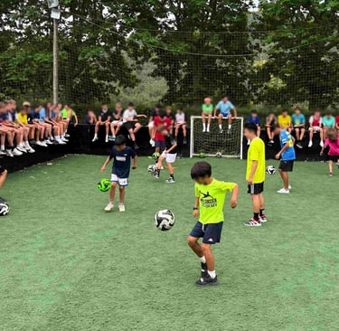 Freestyler interactuando con asistentes en un evento con actividades y desafíos de fútbol