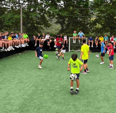 Niños haciendo un reto de freestyle fútbol en un cumpleaños