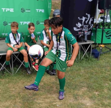 Niños aprendiendo fútbol freestyle en una taller durante una animación de fútbol en Barcelona